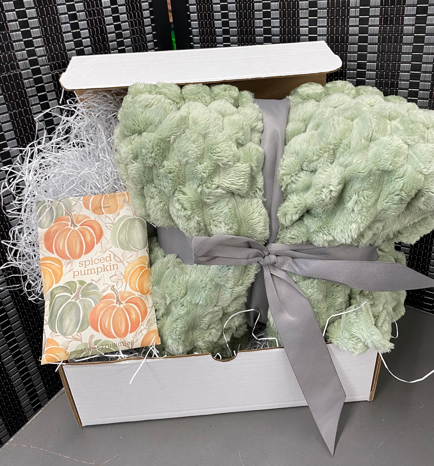 Cozy Boxed Ultra Plush Throw and Sachet Gift Set - Sage Geen & Spiced Pumpkin